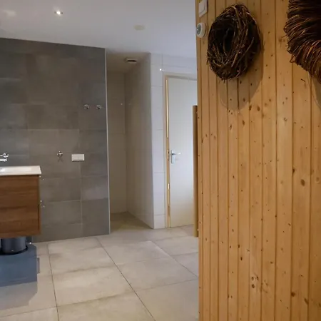 Buiten 130 Met Sauna Vila
