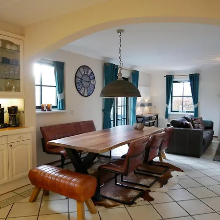 Buiten 130 Met Sauna Vila